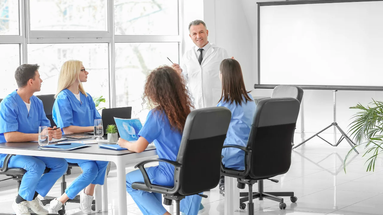 Grupo de profesionales en un curso de capacitación sobre tecnologías médicas.