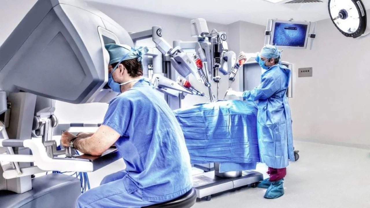 tendencias del sector salud: Cirujanos en una sala de operación con tecnología avanzada.