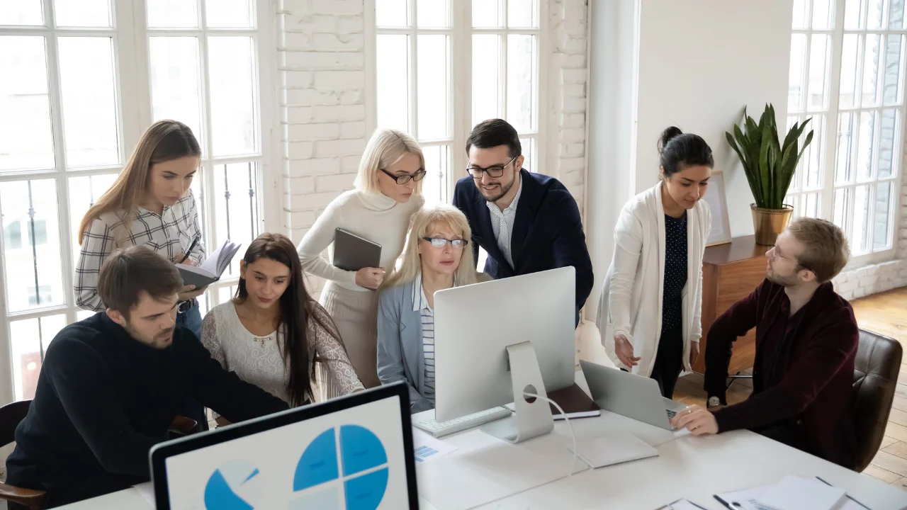 Equipo de profesionales analizando informes y gráficos de rendimiento.